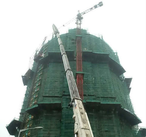 杭州吊车在工地上作业